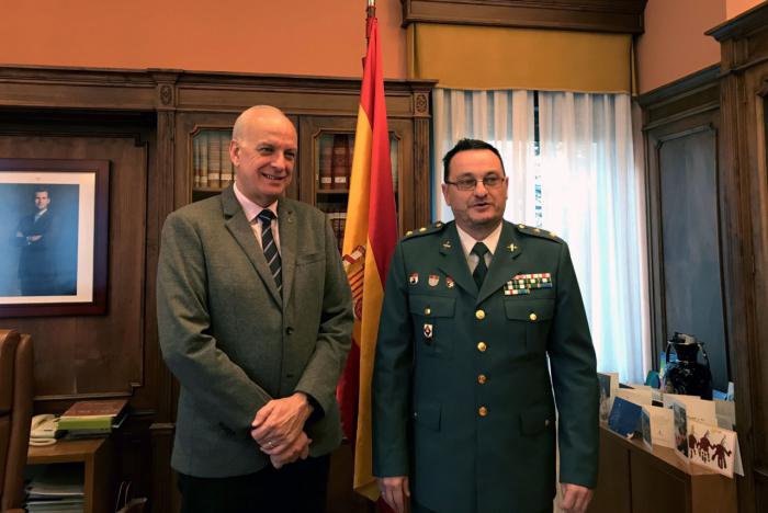 El subdelegado del gobierno en Cuenca, recibe al teniente coronel de la Guardia Civil, Mónico Mora, tras su marcha a un nuevo destino
