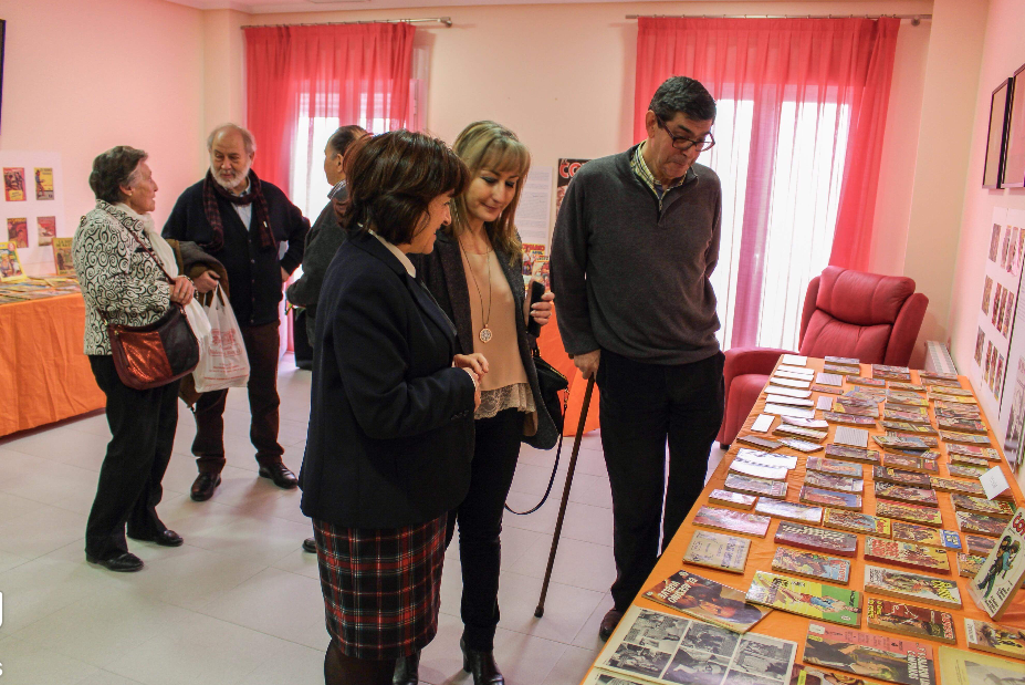 La directora provincial de Bienestar Social celebra el Día del Libro junto a los usuarios del Centro de Mayores de Huete