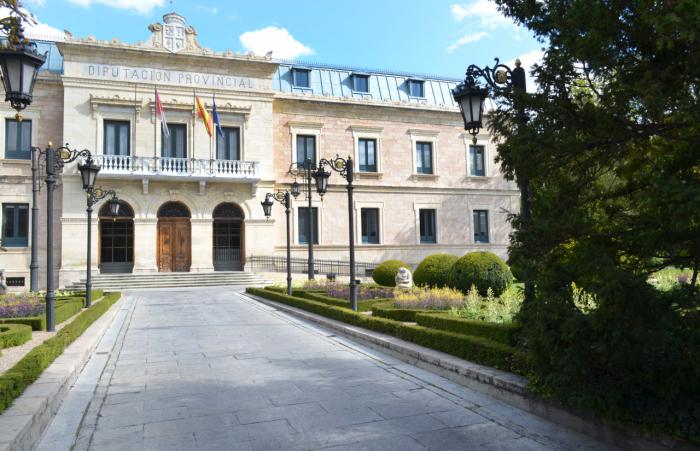 Los jardines de la Diputación serán este sábado escenario de una exposición de coches clásicos