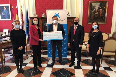 El Ayuntamiento recibe una donación de 5.000 euros de la Fundación ‘la Caixa’ para su proyecto de ‘Atención a personas sin hogar durante la Covid-19’