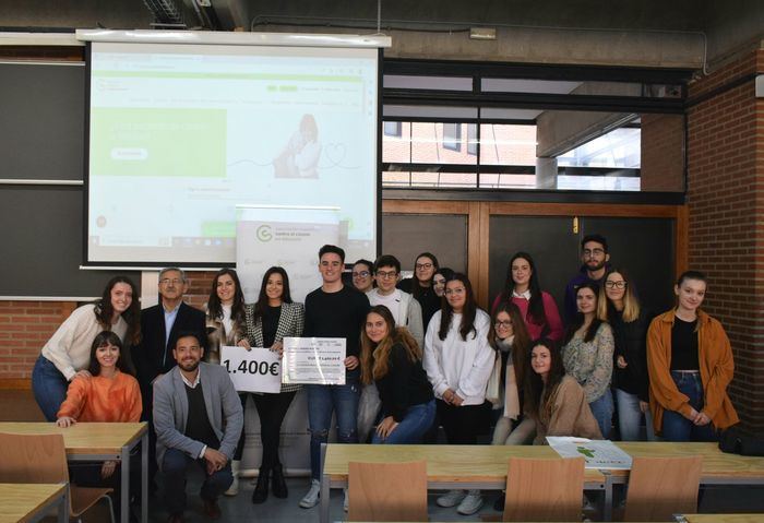 Estudiantes de la asignatura Creación de Empresas Innovadoras de Albacete entregan un donativo de 1400 euros a la AECC