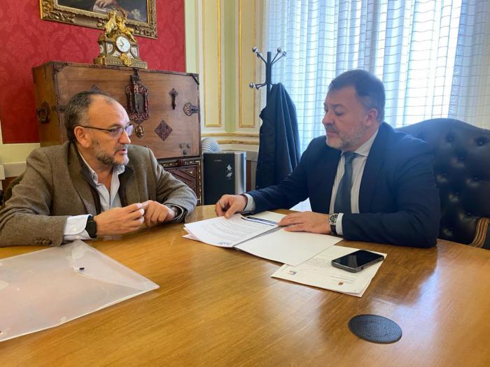 El presidente del Colegio de Médicos de Cuenca se reúne con diversos cargos de Cuenca con motivo del 125 aniversario del ICOMCU