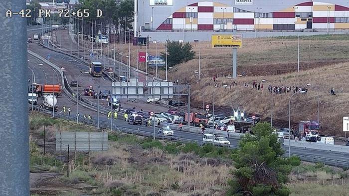 Decenas de coches quedan embalsados en la N-400 en Toledo por la lluvia