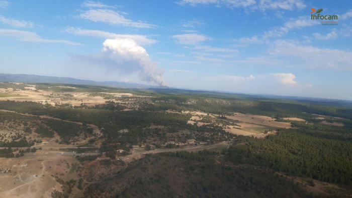 Más de 150 personas trabajan en la extinción del incendio de Víllora