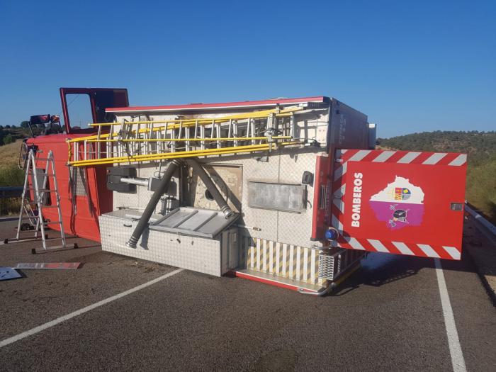 Heridos leves cuatro bomberos del parque de Motilla tras volcar con el camión