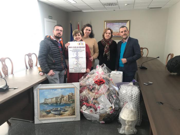 Los empresarios de Quintanar del Rey donan una cesta valorada en más de 2.000 euros a AFANION