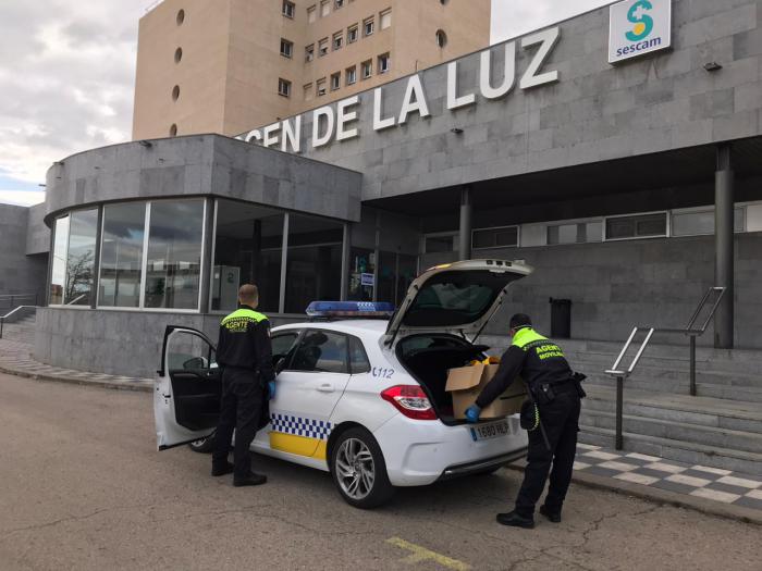 Los profesionales sanitarios de la provincia reciben 1.800 equipos de protección hechos por los voluntarios conquenses