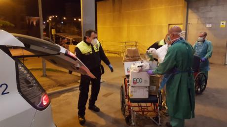 Los profesionales sanitarios de la provincia reciben 1.800 equipos de protección hechos por los voluntarios conquenses
