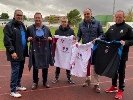 López Carrizo y la Federación de Fútbol de Castilla-La Mancha entregan a Nueva Luz material deportivo