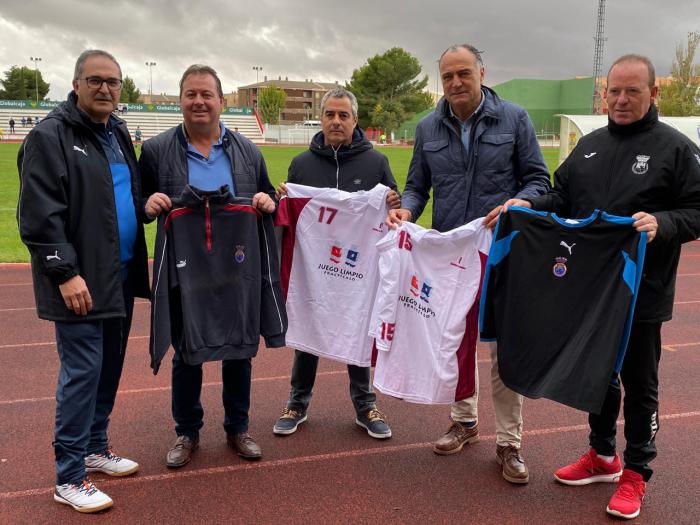 López Carrizo y la Federación de Fútbol de Castilla-La Mancha entregan a Nueva Luz material deportivo