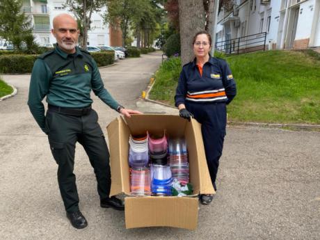 Guardia Civil, Policía Local, Correos y Bomberos ya tienen viseras de metacrilato gracias a los voluntarios