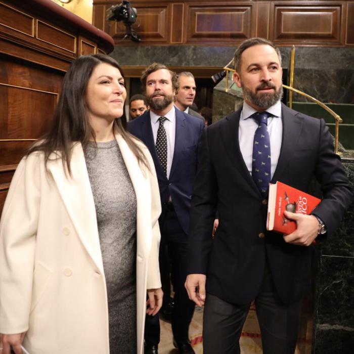 Santiago Abascal porta un libro del conquense Iván Vélez en el debate de investidura