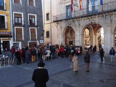 Cerca de 50 personas reivindican la unidad de España en la Plaza Mayor