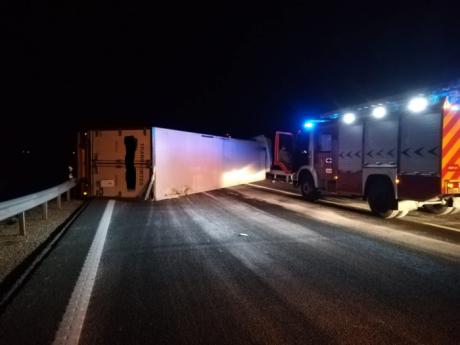 El vuelco de un camión provoca el corte de la A-3 en El Peral