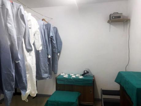 La Junta de Cofradías dota al Virgen de la Luz de una sala de desinfección de ozono para el personal sanitario de UCI