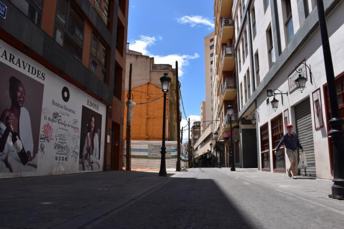 Los peatones toman la calle de Albacete