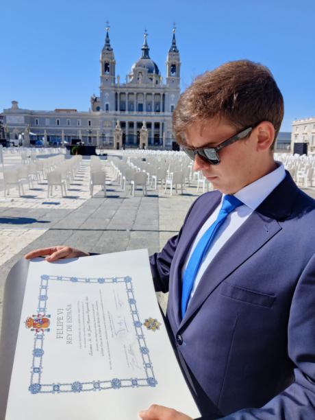 El medico conquense Jose Ramon Izquierdo, victima de la Covid, recibe a titulo postumo, la Gran Cruz de la Orden del Merito Civil