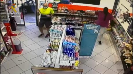 Detenido a un hombre por robar con violencia con un arma de fuego en una gasolinera