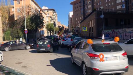 Una caravana de coches recorre las calles de Cuenca para expresar su rechazo a Ley Celaá