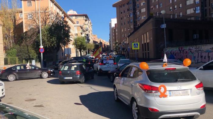 Una caravana de coches recorre las calles de Cuenca para expresar su rechazo a Ley Celaá