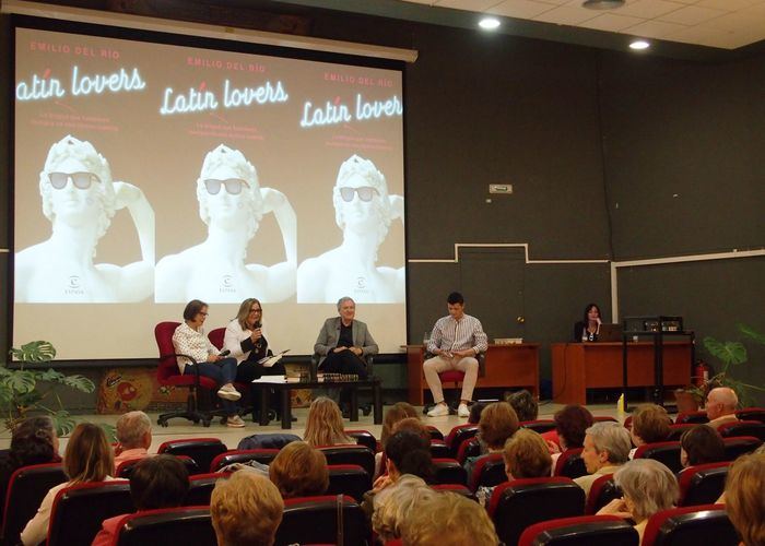 Emilio del Río demuestra en su encuentro con los lectores que estudiar latín puede ser muy divertido