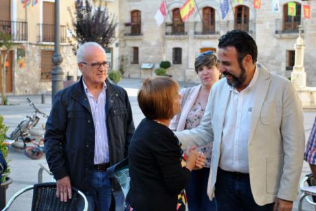 José Luis Blanco, precandidato a la Secretaría General del PSOE, visita el centro histórico y se encuentra con militantes en Priego