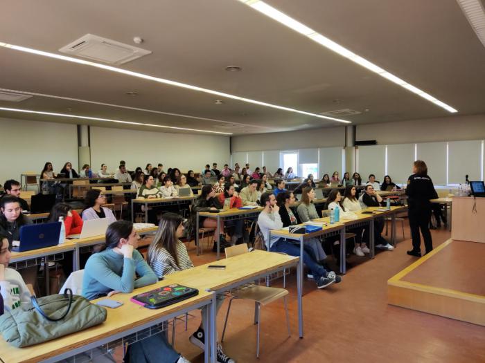 Charla sobre violencia de género y maltrato infantil impartida por la Delegada de Participación Ciudadana de la Comisaría Provincial de Cuenca