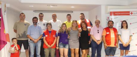 Cruz Roja recibe 900 euros con motivo del V Torneo Nazareno Solidario