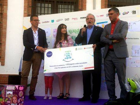 La empresa FAMOSA entrega un cheque por valor de mil juguetes a Cruz Roja de Cuenca