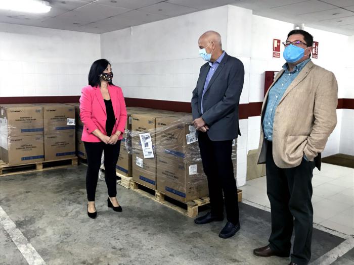 El subdelegado del Gobierno de Cuenca, Juan Rodríguez, junto a la concejala del Ayuntamiento de Cuenca, Saray Portillo, y el vicepresidente de la Diputación, Joaquín González