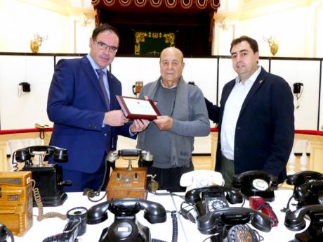 Prieto entrega una placa de agradecimiento a Francisco Page por la donación a Diputación de su colección de teléfonos antiguos