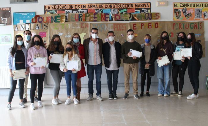 El Ayuntamiento de Iniesta entrega becas de 200 euros a los mejores expedientes de cada curso del IES Cañada de la Encina