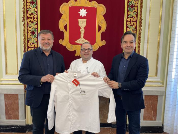 El Ayuntamiento reparte 240 chaquetillas de cocineros con el logotipo de Cuenca Deliciosa entre los establecimientos de la provincia