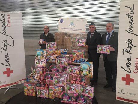 Famosa entrega a Cruz Roja los últimos juguetes del lote de mil que ha donado este año a las familias más necesitadas de Cuenca