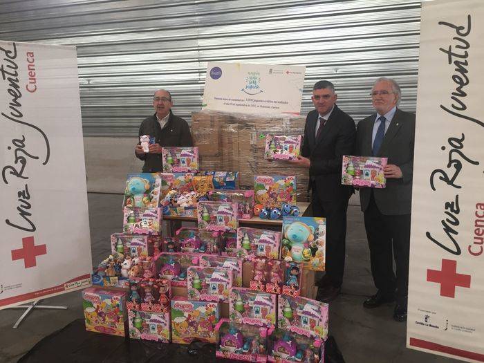 Famosa entrega a Cruz Roja los últimos juguetes del lote de mil que ha donado este año a las familias más necesitadas de Cuenca
