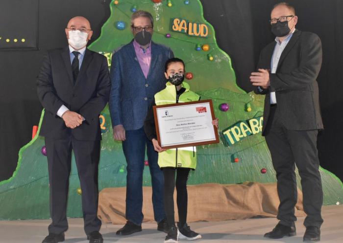 Noa Muñoz, del colegio de Santa Ana, recoge el premio de la X edición del Concurso de Dibujo Escolar sobre el 112