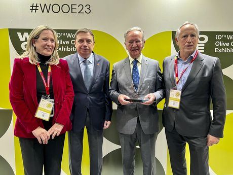 El ministro de Agricultura entrega al presidente de Globalcaja el reconocimiento de la World Olive Oil Exhibition ’23 por su compromiso en favor del sector olivarero