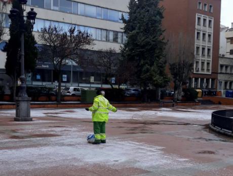 Intenso trabajo de los operarios municipales para que la capital y pedanías se levanten sin placas hielo en las calles
