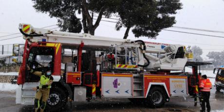 Los bomberos de la Diputación rescatan una ambulancia y a un viajero diabético