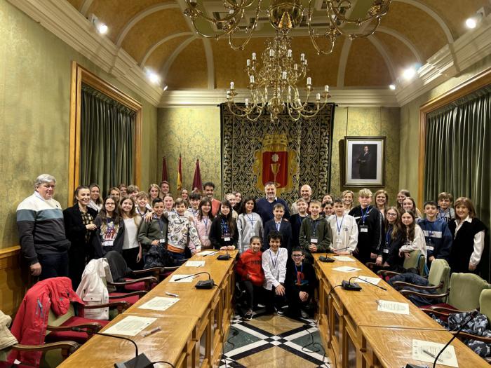 Dolz recibe a los jóvenes del CEIP Isaac Albéniz que han culminado un Encuentro Europeo junto a alumnado de Eslovaquia, República Checa y Alemania