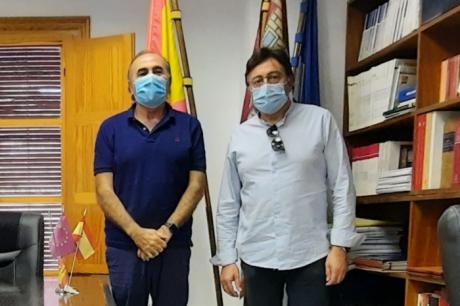 Escudero pone en valor el trabajo del alcalde de Santa María de los Llanos por su municipio
