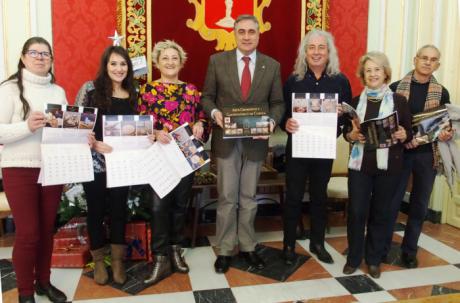 El Ayuntamiento colabora con la Escuela de Emilio Morales para pintar los platos típicos de la gastronomía conquense