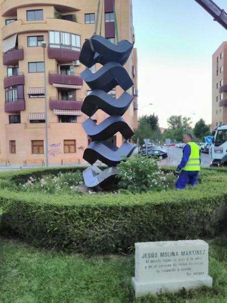 Finalizan los trabajos de colocación de la obra de Jesús Molina en la calle Antonio Maura