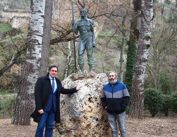 La escultura de ‘El Ganchero’ reubicada en el Recreo Peral