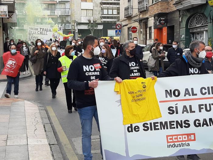 Cerca de 300 personas se manifiestan en la capital para mostrar su rechazo al cierre de la factoría de Siemens Gamesa