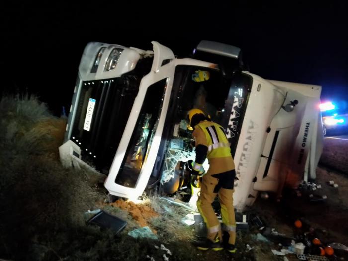 Fallece un camionero en Minglanilla tras una salida de vía y posterior vuelco del camión que conducía