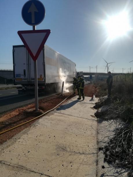 Abren al tráfico la A-3 en Castillejo de Iniesta tras el vuelco de un trailer