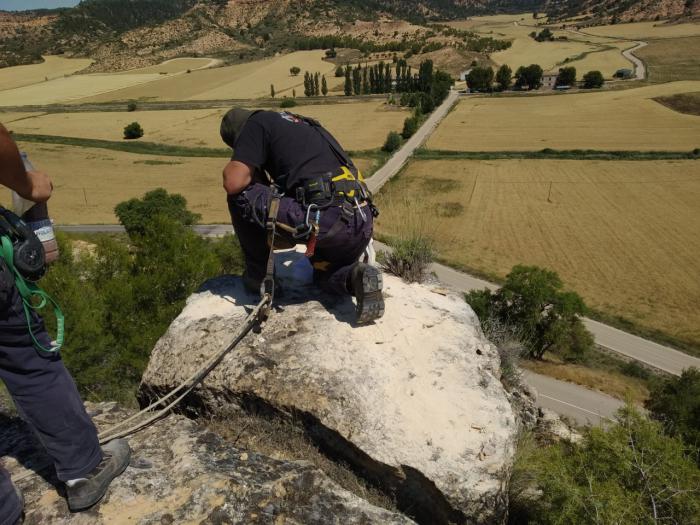 La Diputación detona los macizos montañosos situados en la carretera de Cuevas de Velasco ante el riesgo de derrumbe