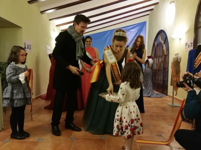 El viaje por la historia de los vestidos de las reinas de El Pedernoso ha sido recorrido por cientos de personas en la exposición “Fui Reina”