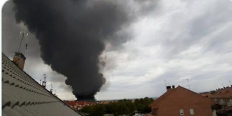 El incendio en las naves de Seseña disminuye su carga de fuego